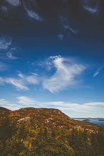 montagna, foresta, nuvoloso, blu, cielo, aereo, fotografia, Marrone, giorno, nuvole, montanaro, alberi, piante, rocce, mare, acqua, Paesaggi, nuvola - cielo, natura, all'aperto, paesaggio, catena montuosa, nessuno, bellezza nella natura, la tranquillità, scenics - natura, scena tranquilla, scena non urbana, ambiente, pianta, idilliaco, albero, terra, luce del sole, 5K, CC0, dominio pubblico, privo di copyright