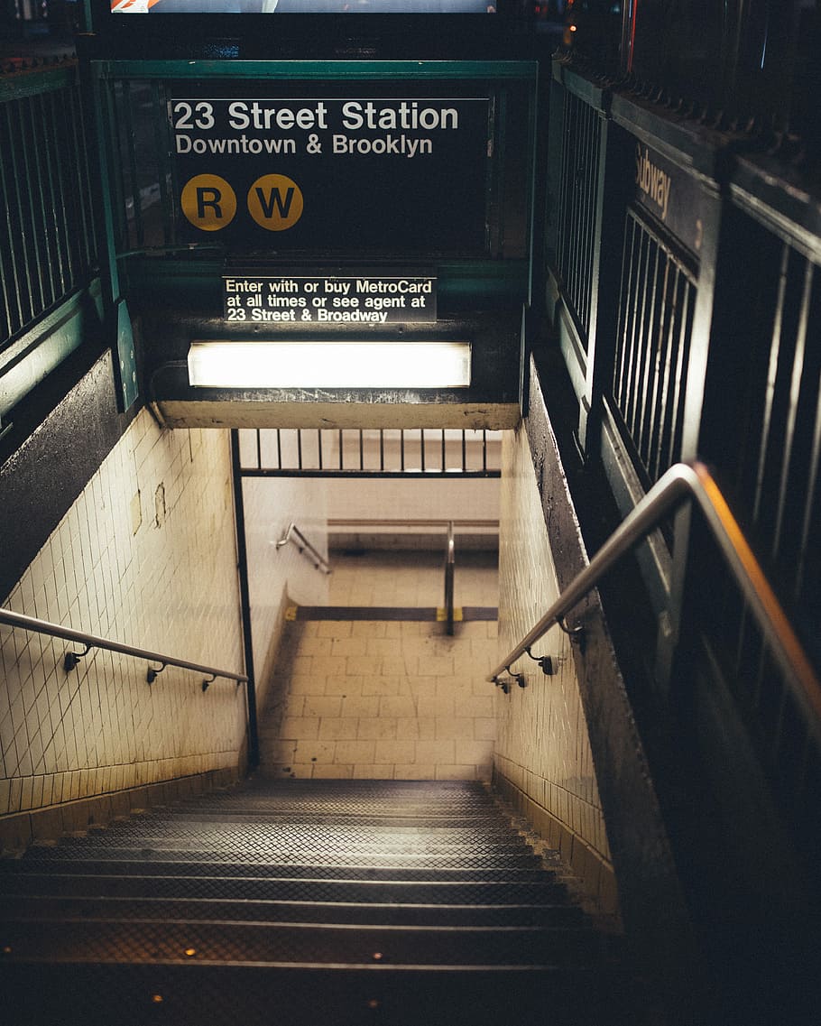 23, carrer, estació, centre de la ciutat, escales, Foto de l'estació de carrer 23, metro, fosc, buit, nit, urbà, ciutat, transport públic, signes, Brooklyn, escala d’escala, nova York, new york, brut, text, escala, arquitectura, barana, comunicació, passos i escales, guió occidental, estació del metro, a l'interior, direcció, estructura construïda, signe, transport, el camí a seguir, informació, cap gent, signe d'informació, sostre, pas inferior, 5K
