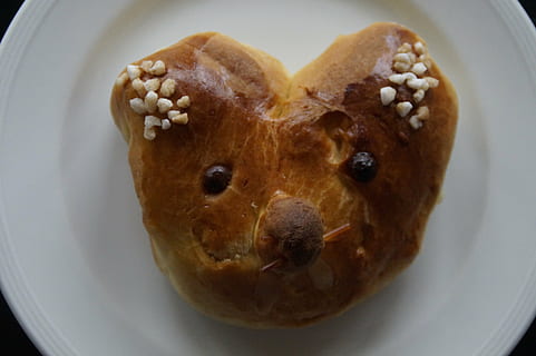 Gebäck, Osterhase, kleine Kuchen, Ostern, Osterkuchen, backen, Hase, feines Gebäck, köstlich, Süss, Zucker, hasenkopf, Frohe Ostern, Kinder, Kind, Ostergruß, Lebensmittel, Essen und Trinken, Nahansicht, Trockenobst, drinnen, Rosine, Teller, getrocknetes Essen, gebacken, keine Leute, High Angle View, Süßes Essen, Frische, Brot, Obst, gesundes Essen, lächelnd, Fokus auf den Vordergrund, Deutsches Essen, Frühstück, Snack, 5K, CC0, gemeinfrei, lizenzfrei