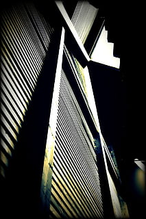 arquitectura, pared, estructura, escena urbana, estructura construida, moderno, ventana, modelo, adentro, nadie, vista de ángulo bajo, escalones y escaleras, escalera, día, edificio, barandilla, oscuro, de cerca, metal, repetición, resumen, luz del sol, techo, 2K, CC0, dominio público, libre de derechos