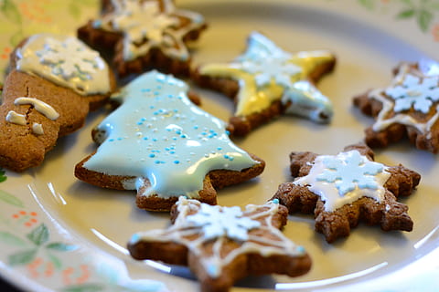 honningkage, brænding, frosting, glace, pynter op, mad, mad og drikke, sødt mad, cookie, ferie, jul, sød, bagt, fest, tæt på, ingen mennesker, overbærenhed, stilleben, friskhed, dessert, indendørs, peberkager, form, stjerne form, selektiv fokusering, fristelse, glasur, snack, 5K, CC0, offentligt domæne, royaltyfrie
