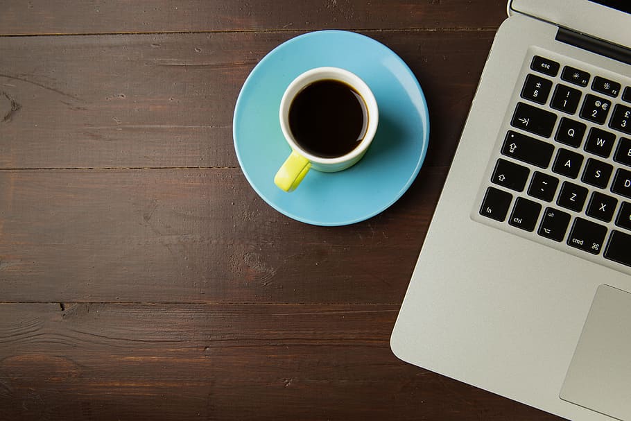 Schuss, Laptop-Computer, Tasse, Kaffee, braun, Holz Schreibtisch, belauscht, Tasse Kaffee, braunes Holz, Schreibtisch, Technologie, Geschäft, Computer, Designer, Büro, Arbeit, Laptop, Kaffee trinken, Tabelle, Holz - Material, Kaffeetasse, Internet, Getränk, kabellose Technologie, Kommunikation, Computer Tastatur, Becher, Essen und Trinken, Erfrischung, direkt darüber, Verbindung, High Angle View, Tastatur, Stillleben, Geschirr, keine Leute, leer, 4K