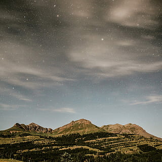 kalnai, Debesuota, mėlyna, dangus, ruda, pilka, debesų fotografija, kalnas, žvaigždė, debesis, medis, miškas, diapazonas, vakare, naktis, kraštovaizdį, cosmo, pobūdį, erdvė, vaizdai - gamta, žvaigždė - erdvė, grožis gamtoje, astronomija, debesis - dangus, ramybė, ramioje scenoje, nėra žmonių, kalnų, aplinką, idiliškas, lauke, galaktika, 720P, CC0, Viešasis domenas, nemokamai