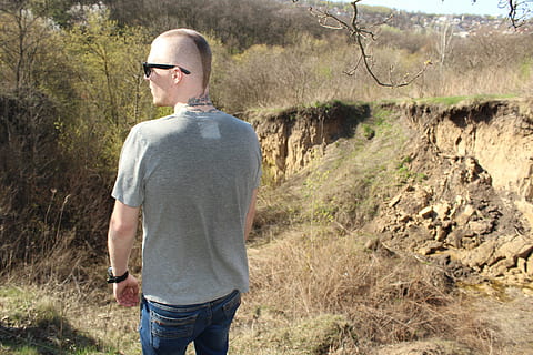 Kerl, Bruch, Mohawk, Männer, draußen, Menschen, Natur, eine Person, kaukasischer Abstammung, Rückansicht, Legere Kleidung, Stehen, Land, echte Menschen, Tag, Dreiviertel Länge, Pflanze, Baum, Lebensstile, Freizeitbeschäftigung, Brille, suchen, Taille hoch, 2K, CC0, gemeinfrei, lizenzfrei