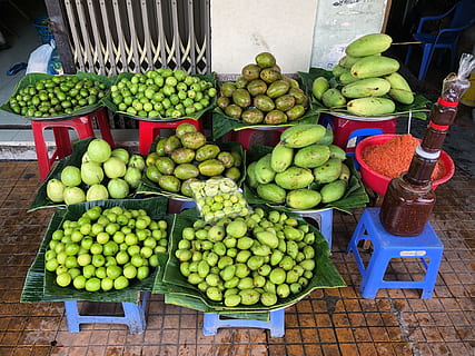Grün, Obst, Mango, Guave, gesund, frisch, Lebensmittel, organisch, Vegetarier, Vitamin, roh, Frische, tropisch, Natur, Essen und Trinken, gesundes Essen, Markt, Wohlbefinden, große gruppe von gegenständen, Fülle, Marktstand, Container, zu verkaufen, Wahl, Verkauf, Tag, Variation, grüne Farbe, Kleinunternehmen, High Angle View, Geschäft, keine Leute, draußen, Verkaufsdisplay, Straßenmarkt, Orange, 4K, CC0, gemeinfrei, lizenzfrei