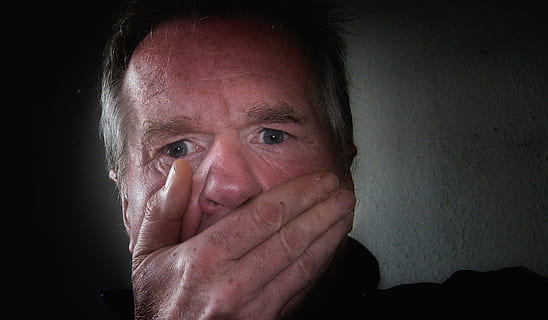 zwart hemd voor heren, man, gezicht, Schreck, bang, hand-, mond, ogen, uitdrukking, dramatisch, emotioneel, crisis, Kummer, problemen, senior volwassene, mannen, een persoon, mensen, menselijk gezicht, gerimpeld, droefheid, depressie - verdriet, Kaukasische etniciteit, portret, emotie, kijkend naar de camera, menselijk lichaamsdeel, menselijke hand, angst, volwassen, lichaamsdeel, hoofdschot, detailopname, vooraanzicht, emotionele stress, hopeloosheid, agressie, overpeinzing, 1080P, CC0, publiek domein, royaltyvrij