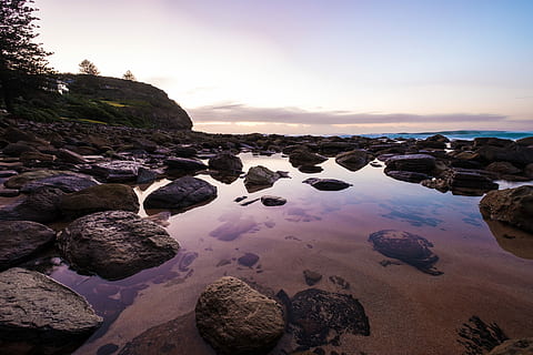 Antenne, Fotografie ansehen, Felsen, Ufer, reflektierend, Fotografie, Steine, Himmel, Reflexion, Gezeitenpool, Strand, Wasser, Rock, solide, Rock - Objekt, Meer, wolke - himmel, Land, Natur, Ruhe, Szenen - Natur, Schönheit in der Natur, Sonnenuntergang, keine Leute, ruhige Szene, Felsformation, Stein - Objekt, Stein, draußen, Horizont über Wasser, felsige Küste, Kieselstein, 5K, CC0, gemeinfrei, lizenzfrei