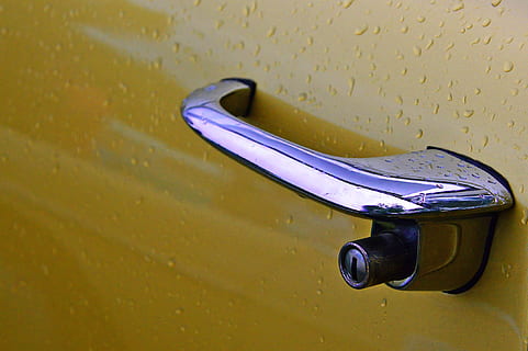 samochód, oldtimer, żółty, deszcz, Stary samochód, weteran, zabytkowe pojazdy, transport, klasyczny, styl, retro, automatyczny, stary, zabytkowy samochód, rząd, pojazd, technika, żadnych ludzi, zbliżenie, metal, wewnątrz, pojedynczy obiekt, uchwyt, narzędzie pracy, martwa natura, naczynie kuchenne, drewno - materiał, pokój domowy, wyposażenie domu, błyszczący, stół, funkcja budowy ścian, posadzka, Bezpośrednio powyżej, woda, stal, porcelana, 2K, CC0, domena publiczna, darmowe zdjęcia