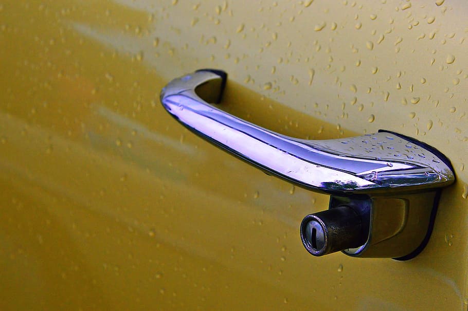 samochód, oldtimer, żółty, deszcz, Stary samochód, weteran, zabytkowe pojazdy, transport, klasyczny, styl, retro, automatyczny, stary, zabytkowy samochód, rząd, pojazd, technika, żadnych ludzi, zbliżenie, metal, wewnątrz, pojedynczy obiekt, uchwyt, narzędzie pracy, martwa natura, naczynie kuchenne, drewno - materiał, pokój domowy, wyposażenie domu, błyszczący, stół, funkcja budowy ścian, posadzka, Bezpośrednio powyżej, woda, stal, porcelana, 2K