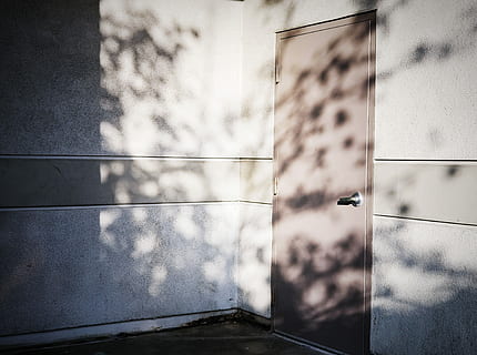 Marrone, porta, leva, porta marrone chiusa, soglia, sfondo, moderno, ombra, calcestruzzo, finestra, giorno, architettura, struttura costruita, esterno dell'edificio, nessuno, vetro - materiale, natura, riflessione, all'aperto, luce del sole, trasparente, caratteristica della parete, costruzione, nuvola - cielo, città, cielo, concentrarsi sulle conoscenze acquisite, modello, 4K, CC0, dominio pubblico, privo di copyright