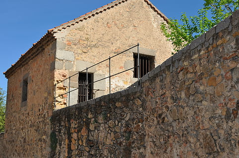 rustik, sten-, gammel, arkitektur, Stenmur, gamle bygning, landdistrikterne, stuehus, bed and Breakfast, mennesker, traditionel, bygget struktur, bygning udvendig, væg, bygning, lav vinkel visning, himmel, murbygningsfunktion, trappe, mursten, rækværk, ingen mennesker, dag, sollys, trapper og trapper, natur, historie, omgivende væg, udendørs, 4K, CC0, offentligt domæne, royaltyfrie
