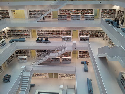 biblioteca, stoccarda, architettura, conoscere, imparare, leggere, studia, moderno, città, urbano, piani, libri, scaffali, struttura costruita, esterno dell'edificio, scala, Palazzo residenziale, vista dall'alto, gradini e scale, ringhiera, costruzione, nessuno, quartiere residenziale, giorno, all'aperto, balcone, Università, formazione scolastica, 2K, CC0, dominio pubblico, privo di copyright
