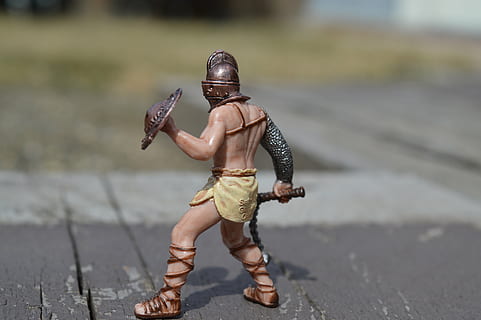 gladiator, fighter, kampene, bekæmpe, roman, soldat, kriger, kamp, forsvare, muskuløs, konkurrence, Cæsar, imperium, mand, han-, stærk, konfrontation, rom, hjelm, legetøj, bevæbnede styrker, styrke, krig, fuld længde, dag, fokus på forgrunden, en person, barndom, bar overkrop, rigtige mennesker, herrer, barn, gade, udendørs, sollys, vej, by, hanner, træ - materiale, gå, drenge, sti, shorts, 5K, CC0, offentligt domæne, royaltyfrie