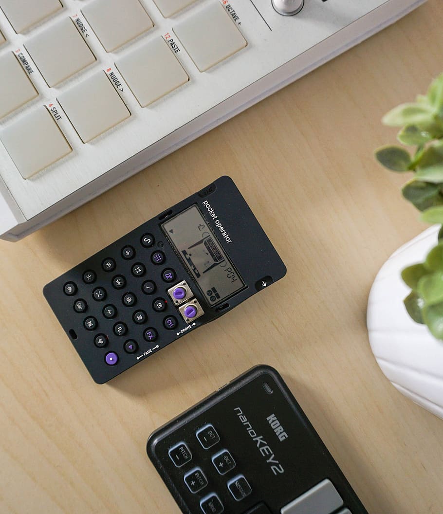 nero, digitale, dispositivo, tavolo, calcolatrice, korg nanokey 2, nanoKEY2, flatlay, computer, tastiera, pianta, tecnologia, in casa, numero, attività commerciale, comunicazione, vista dall'alto, nessuno, tecnologia wireless, natura morta, connessione, tastiera del computer, mobilia, scrivania, attrezzatura informatica, il computer portatile, finanza, premi il bottone, 4K