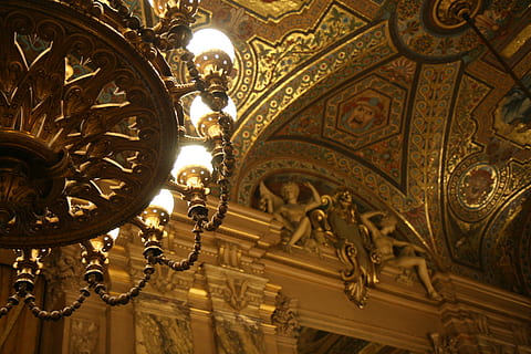 brauner kerzenlicht kronleuchter, Paris, Oper, Decke, Flachwinkelansicht, die Architektur, drinnen, gebaute Struktur, Lichtanlage, keine Leute, Leuchter, aufwendig, beleuchtet, Kunst und Handwerk, hängend, Dekoration, Kunst, Design, Reiseziele, Gebäude, goldfarben, Muster, Anbetungsstätte, Luxus, Licht, architektonische Säule, elektrische Lampe, Architektur und Kunst, 4K, CC0, gemeinfrei, lizenzfrei