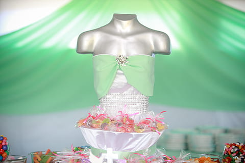 menu, lode, servire, fiore, pianta fiorita, tavolo, pianta, in casa, colore verde, nessuno, concentrarsi sulle conoscenze acquisite, celebrazione, capi di abbigliamento, rappresentazione umana, natura, cibo e bevande, decorazione, giorno, somiglianza femminile, cibo, contenitore, gioielli, torta nuziale, 5K, CC0, dominio pubblico, privo di copyright