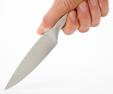 person, holding, grå, kniv, tilbehør, apparatet, blad, brød, skjære, utskjæring, kokk, hugge, krom, matlaging, kulinarisk, kutte opp, skjæring, terninger, innenlands, fingre, mat, gadgeten, pike, hånd, håndholdt, håndtak, hjem, husstand, isolert, punkt, kjøkken, kniver, dame, makro, modell, gjenstand, over, barberhøvel, skarp, sølv, skivet, stikke, rustfritt, stål, bord, tommel, redskap, våpen, hvit, kvinne, menneskelig kroppsdel, menneskelig hånd, studio skudd, hvit bakgrunn, kroppsdel, innendørs, nærbilde, kopiere plass, én person, skjære ut, gestikulerer, finger, menneskelig finger, hvit farge, helsevesen og medisin, peker, menneskelig lem, omsorg, 2K, CC0, offentlig domene, opphavsrett gratis