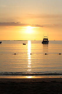 Mauritius, Sonnenuntergang, Himmel, Meer, Wasserfahrzeug, Reflexion, Wasser, Sonne, Schönheit in der Natur, Transport, Szenen - Natur, Ruhe, ruhige Szene, Transportmittel, Strand, orange Farbe, Land, idyllisch, Natur, Horizont, Horizont über Wasser, keine Leute, Segelboot, draußen, 4K, CC0, gemeinfrei, lizenzfrei