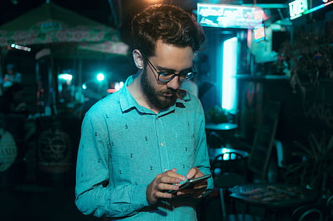 homme, la personne, nuit, téléphone intelligent, téléphone portable, électronique, téléphone, porter, une personne, jeune adulte, La technologie, Technologie sans fil, barbe, poils du visage, adulte, illuminé, la taille, la communication, les jeunes hommes, lien, des lunettes, permanent, vue de face, en portant, Vrais gens, vie nocturne, 4K, CC0, domaine public, libre de droits