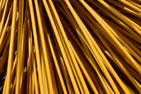 cable, textura, groc, negre, marc complet, fons, cap gent, patró, gran grup d'objectes, abundància, primer pla, metall, espaguetis, natura morta, a l'interior, vareta, detall, color daurat, dia, repetició, sec, costat a costat, marró, fulla de palma, 5K, CC0, domini públic, lliure de regalies