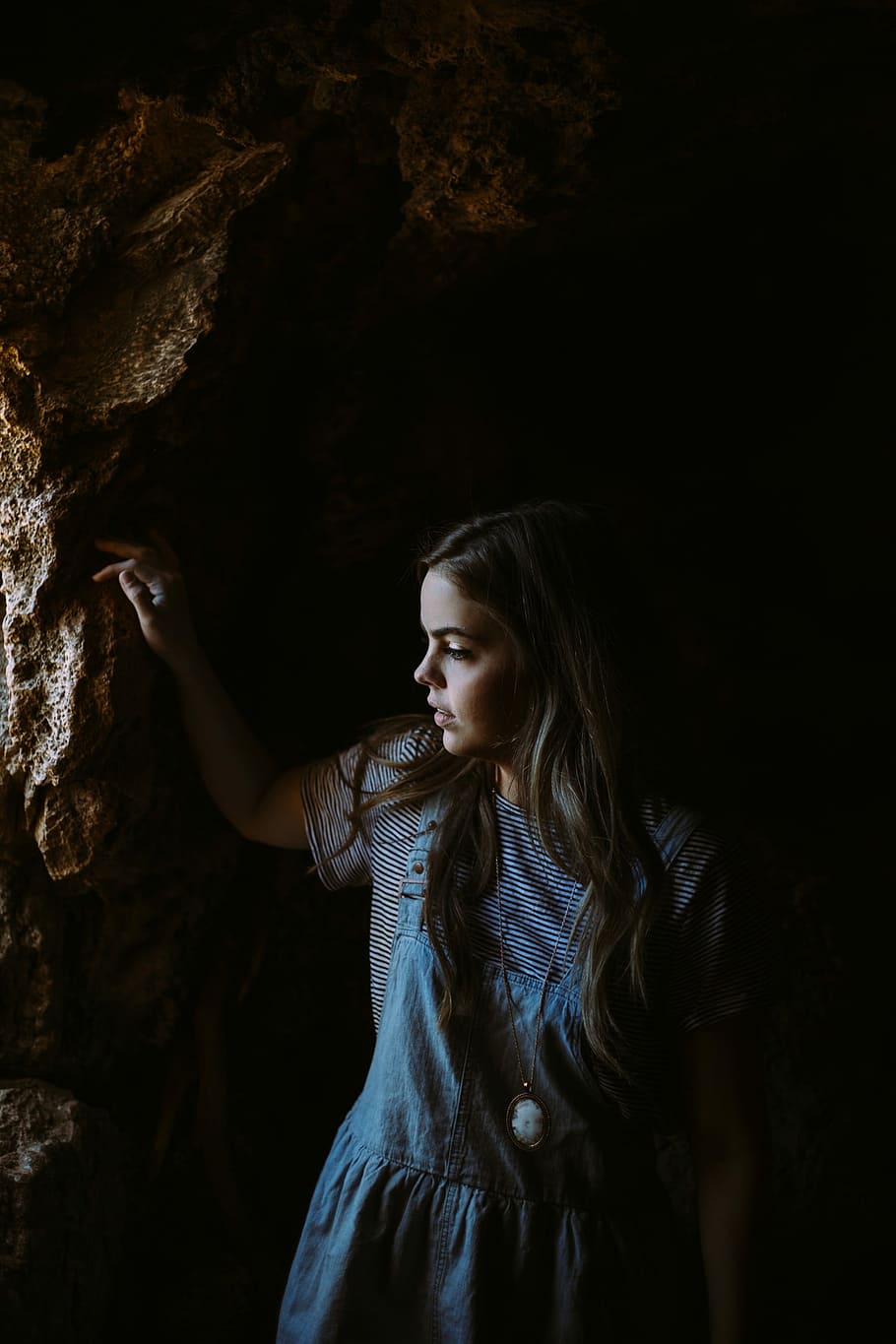 dona, blau, Chambray, en general, faldilla, celebració, superfície de roca, dona de color blau, rock, superfície, dones, femelles, una persona, rock - object, gent, naturalesa, cova, adult jove, bonic, a l'aire lliure, bellesa, fosc, adult, subterrani, cabell llarg, només dones, una sola dona, sòlid, mirant, de peu, tres quarts de longitud, cabell, activitat d'oci, pentinat, roba casual, formació de roca, dones joves, a l'interior, braç humà, braços aixecats, adolescent, 2K