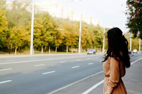 Frau, braun, Kleid, Stehen, Straße, Auto, Grün, locke, grau, Wolken, draußen, eine Person, Frauen, Menschen, Erwachsene, junger Erwachsener, städtische Szene, Farbbild, Tag, nur Frauen, nur eine frau, lange Haare, Rückansicht, Frisur, Transport, Haar, Fokus auf den Vordergrund, Baum, Pflanze, echte Menschen, Natur, Taille hoch, Dreiviertel Länge, schöne Frau, 4K, CC0, gemeinfrei, lizenzfrei