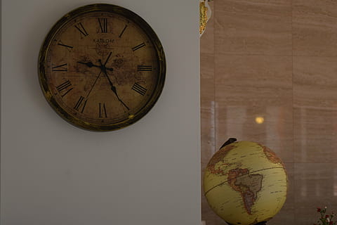 ur, globus, hvid, gammeldags, luksuriøs, træmateriale, tid, indendørs, kort, ingen mennesker, murbygningsfunktion, kloden - menneskeskabt objekt, verdenskort, geometrisk form, nummer, planet - rum, cirkel, romertal, arkitektur, form, natur, minut hånd, klok hånd, fortiden, enkelt objekt, antik, uret ansigt, vægur, 5K, CC0, offentligt domæne, royaltyfrie
