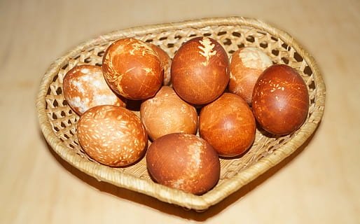 ous, Pasqua, primavera, tradició, decoració, menjar, menjar i beguda, frescor, alimentació saludable, a l'interior, contenidor, benestar, natura morta, fruita, taula, primer pla, cistella, cap gent, vista d’angle alt, ou, llest per menjar, marró, grup d'objectes, bol, grup, safata, temptació, 5K, CC0, domini públic, lliure de regalies