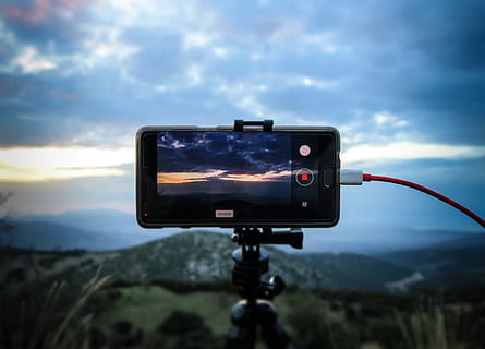 blau, cel, núvol, naturalesa, muntanya, paisatge, muntanya alta, borrós, mòbil, telèfon, gadget, registre, tecnologia, núvol - cel, temes de fotografia, càmera, activitat, càmera - equip fotogràfic, fotografiar, comunicació, centrar-se en primer pla, primer pla, càmera digital, equip fotogràfic, cap gent, trípode, bellesa a la natura, tecnologia sense fils, pantalla, telèfon intel·ligent, 4K, CC0, domini públic, lliure de regalies