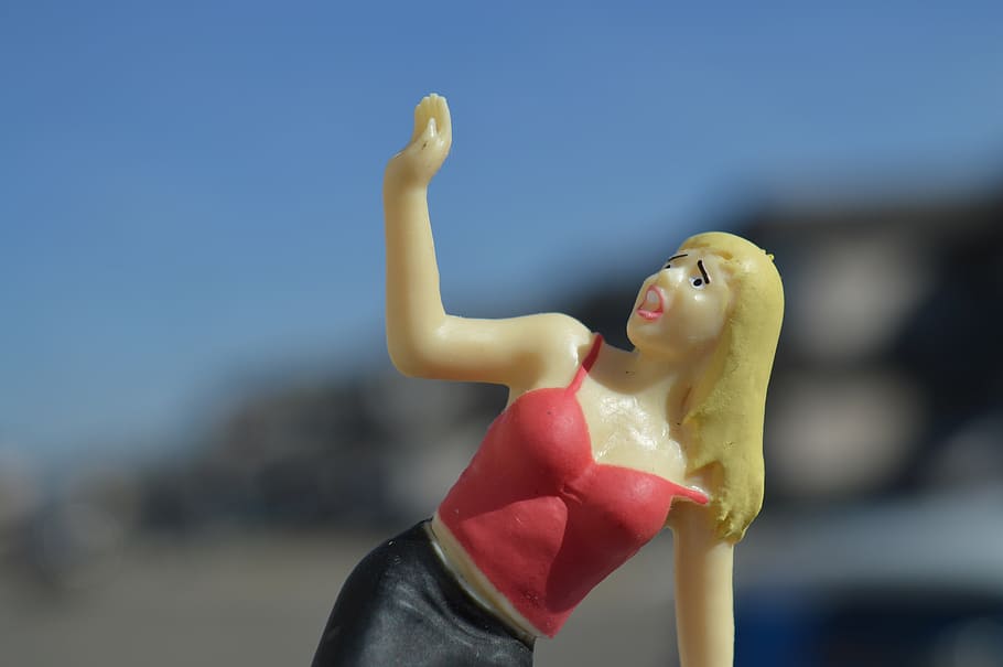 femella, vermell, samarreta, negre, figureta de pantalons, por, terror, espantat, ansietat, estrès, estressat, centrar-se en primer pla, representació, representació humana, joguina, primer pla, figureta, part del cos humà, art i artesania, escultura, dia, creativitat, semblança masculina, cel, mà humana, blau, naturalesa, sol objecte, 5K