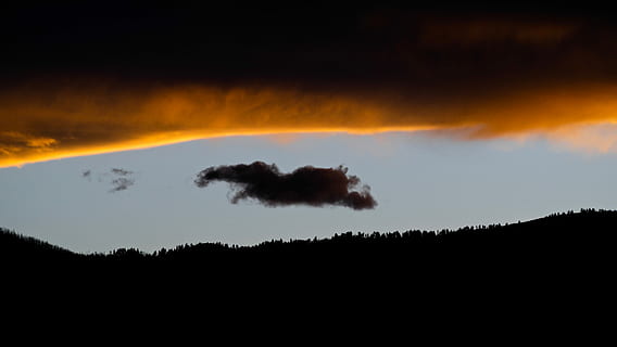 slur, silueta, muntanya, taronja, posta de sol, arbre, cel, núvol, cloudscape, horitzó, paisatge, bosc, naturalesa, a l'aire lliure, cel dramàtic, everwilde, sempre salvatge, flotar, cresta de muntanya, núvol - cel, bellesa a la natura, cap gent, medi ambient, escenics - natura, nit, tranquil·litat, planta, escena tranquil·la, color negre, escena no urbana, fosc, 5K, CC0, domini públic, lliure de regalies