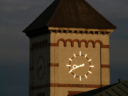 Torre del Reloj, hora, reloj, tiempo que indica, puntero, la cara del reloj, minuto, torre, oro, dorado, arquitectura, estructura construida, exterior del edificio, nadie, día, al aire libre, edificio, cielo, vista de ángulo bajo, naturaleza, comunicación, destinos de viaje, equipo de iluminación, oscuridad, religión, dirección, creencia, 2K, CC0, dominio público, libre de derechos