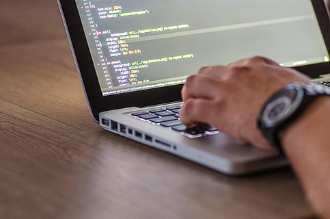 main, portable, ordinateur, dispositif, code, codage, Les données, développeur, développement, électronique, html, programmeur, la programmation, écran, Logiciel, La technologie, une personne, Technologie sans fil, adulte, lien, la communication, partie du corps humain, main humaine, fermer, à l'intérieur, Hommes, affaires, en utilisant l'ordinateur, homme d'affaire, l'Internet, affaire d'entreprise, homme d'affaires, table, utilisant un ordinateur portable, hommes matures, 5K, CC0, domaine public, libre de droits