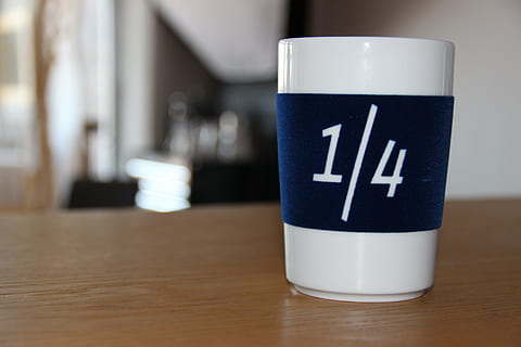 districte, tassa, tee, beure, menjar i beguda, refresc, a l'interior, primer pla, material de fusta, cap gent, centrar-se en primer pla, text, blau, taula, etiqueta, cafè - beguda, tassa de cafè, cafè, tecnologia, cafeteria, 5K, CC0, domini públic, lliure de regalies