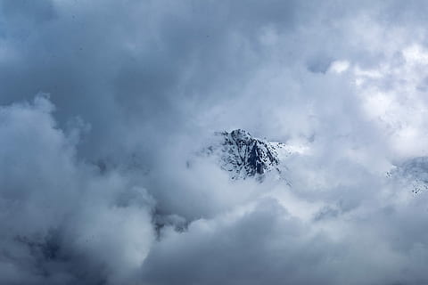 montagna, coperto, nuvole, bianca, nube, cielo, vertice, picco, nebbia, natura, all'aperto, inverno, la neve, nuvola - cielo, bellezza nella natura, scenics - natura, la tranquillità, albero, temperatura fredda, nessuno, ambiente, scena tranquilla, pianta, giorno, scena non urbana, Colore bianco, paesaggio, albero di conifere, picco di montagna, Pino, sopra, montagna innevata, 2K, CC0, dominio pubblico, privo di copyright