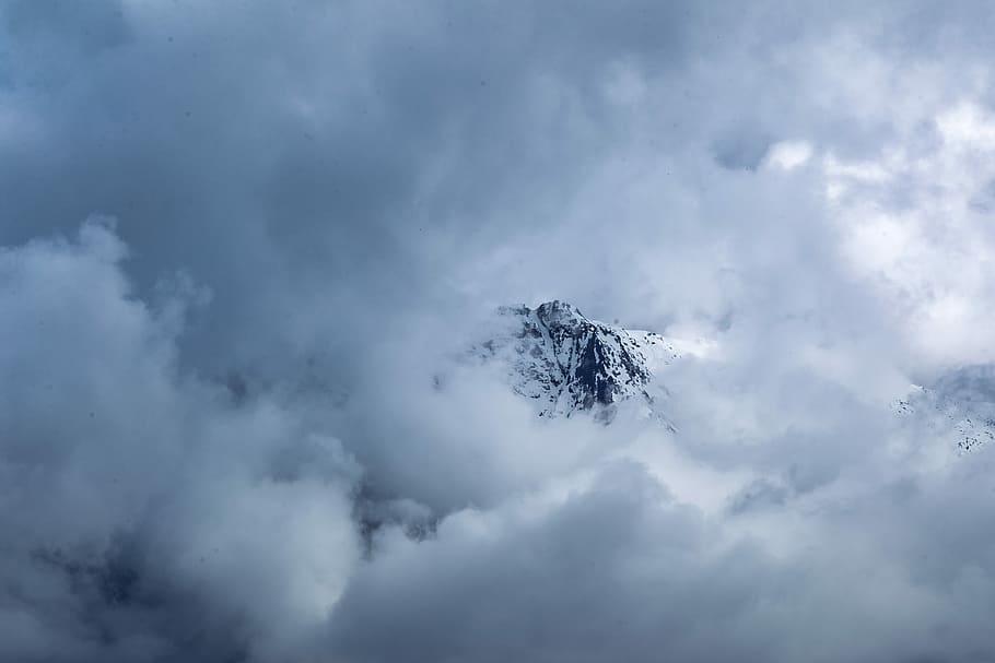 montagna, coperto, nuvole, bianca, nube, cielo, vertice, picco, nebbia, natura, all'aperto, inverno, la neve, nuvola - cielo, bellezza nella natura, scenics - natura, la tranquillità, albero, temperatura fredda, nessuno, ambiente, scena tranquilla, pianta, giorno, scena non urbana, Colore bianco, paesaggio, albero di conifere, picco di montagna, Pino, sopra, montagna innevata, 2K