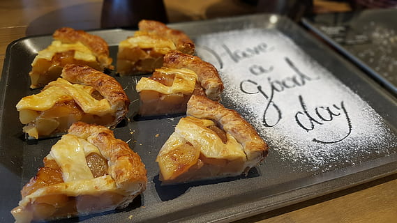 pai, dessert, eple, søt, kjempegod, mat, nydelig, mat og Drikke, friskhet, nærbilde, klar til å spise, stilleben, innendørs, ingen folk, fokusere på forgrunnen, velvære, tekst, spise sunt, overbærenhet, bord, søt mat, asiatisk mat, høy vinkel visning, brett, detaljhandel, virksomhet, fristelse, matbit, kinesisk mat, japansk mat, 4K, CC0, offentlig domene, opphavsrett gratis