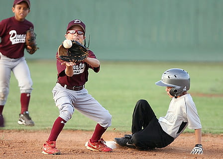 Baseball, Aktion, zweite Basis, Spieler, kleine Sprache, fangen, Spiel, Ball, Wettbewerb, Athlet, sportlich, rutschen, Base, Feld, Mannschaft, Sommer-, Uniform, Liga, Läufer, Gras, abspielen, draußen, Grün, Helm, männlich, Aktivität, Sport, Jugend, Junge, spielen, amerikanisch, Sporthelm, Kopfbedeckungen, in voller Länge, Sportausrüstung, Gruppe von Leuten, Menschen, Spielfeld, amerikanischer Fußball - Sport, Kleidung, Sportmannschaft, Sportuniform, Männer, Baseball - Sport, amerikanischer Fußball - Ball, Teenager, 1080P, CC0, gemeinfrei, lizenzfrei