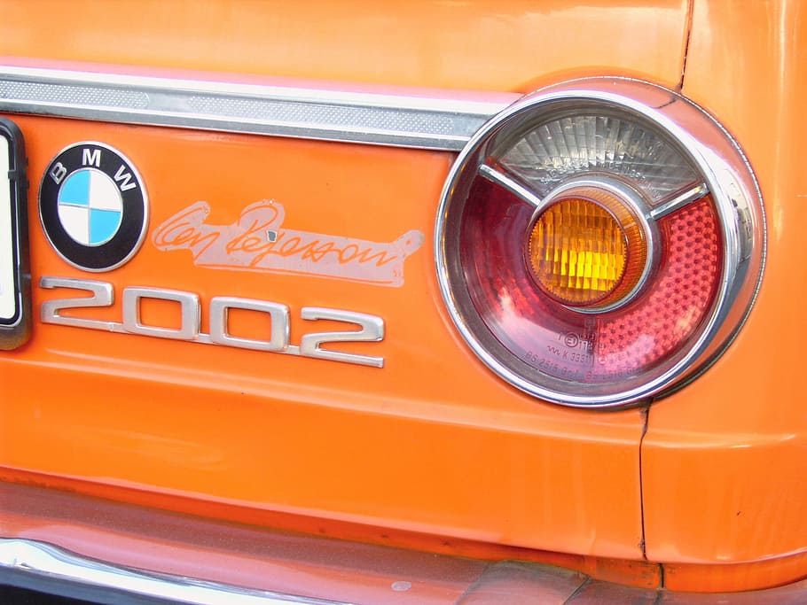 automàtic, bmw, 2002, oldtimer, atreviu-vos, taronja, bmw, 2002, vehicle, transport, cotxe, estil retro, vehicle terrestre, mode de transport, cotxe de col·leccionista, manera de transport, color taronja, automòbil, faro, cap gent, text, cotxe d'època, metall, primer pla, guió occidental, a l'aire lliure, dia, comunicació, equips d’il·luminació, vermell, crom, roda, 1080P