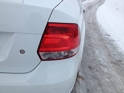 licht, machine, auto, wit, polo, volkswagen, gebouw, rechts, winter, weg, vervoer, landvoertuig, sneeuw, snelheid, wijze van transport, straat, verkeer, rood, witte kleur, motorvoertuig, koude temperatuur, geen mensen, detailopname, dag, buitenshuis, hoge hoekmening, glas - materiaal, reizen, natuur, bevroren, luxe, wiel, 2K, CC0, publiek domein, royaltyvrij