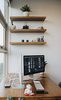 äpple, skrivbord, kontor, tabell, dator, datorer, enheter, visa, imac, inomhus, tangentbord, mac, monitorer, mus, rum, skärm, skärmar, hyllor, fönster, arbetsutrymme, arbetsplats, arbetsyta, teknologi, möbel, datorutrustning, förbindelse, företag, heminredning, kommunikation, inget folk, hylla, trämaterial, trådlös teknik, dator tangentbord, datorskärm, krukväxt, hemmakontor, 4K, CC0, offentligt domän, royaltyfria