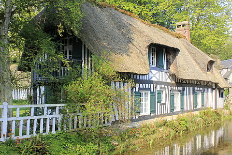 Haus, Fassade, Stollen, Stroh, Normandie, Frankreich, Erbe, Wasser, Fluss, Bauernhaus, die Architektur, gebaute Struktur, Gebäudehülle, Pflanze, Gebäude, Baum, keine Leute, Natur, Tag, Wohngegend, Fenster, Wachstum, draußen, grüne Farbe, Gras, Zaun, Holz - Material, 5K, CC0, gemeinfrei, lizenzfrei