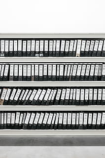 sort, bindemidler, stålstativ, hvid, træ-, reol, folder, arkiv, hylde, bibliotek, fil, bygget struktur, arkitektur, bygning udvendig, ingen mennesker, dag, bygning, natur, udendørs, rækværk, vindue, by, himmel, kontor, lav vinkel visning, mønster, skyfri himmel, moderne, gentagelse, kontorbygning udvendig, glas - materiale, 4K, CC0, offentligt domæne, royaltyfrie
