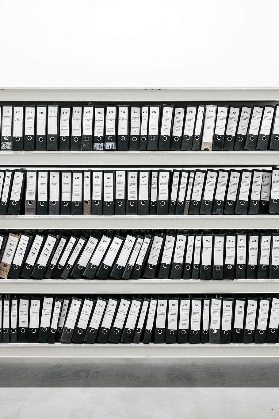 negre, aglutinants, rack d’acer, blanc, fusta, prestatgeria, carpeta, Arxiu, prestatge, biblioteca, dossier, estructura construïda, arquitectura, exterior de l'edifici, cap gent, dia, edifici, naturalesa, a l'aire lliure, barana, finestra, ciutat, cel, oficina, vista d’angle baix, patró, cel clar, modern, repetició, exterior d’edifici d’oficines, vidre - material, 4K