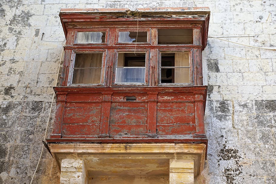 casa, façana, vell, finestra, mdina, malta, joc de trons, sèrie, pel·lícula, relé, balcó, monument, vidre, trencat, guerra, fusta, pedres, paret, exterior de l'edifici, arquitectura, cap gent, abandonat, estructura construïda, dia, funció de construcció de parets, vista d’angle baix, resistent, espatllat, a l'aire lliure, edifici, material de fusta, vermell, història, metall, naturalesa, arruïnat, 5K