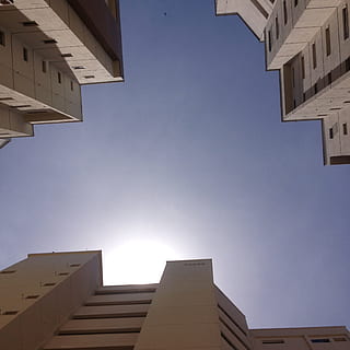bygninger, urbane, bygging, Urban, konstruksjon, arkitektur, condominium, himmel, bygget struktur, bygge eksteriør, blå, utendørs, urbane scene, lav vinkel visning, natur, ingen folk, bygning, klar himmel, dag, sollys, by, boligområde, vindu, tårn, høy seksjon, rett under, sol, 1080P, CC0, offentlig domene, opphavsrett gratis