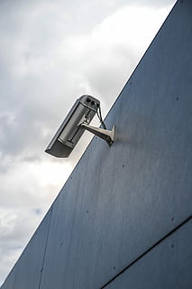 videocamera di sicurezza bianca, telecamera di sorveglianza bianca, cctv, telecamera, sicurezza, parete, minimo, grigio, metraggio, telecamera di sicurezza, circuito chiuso, calcestruzzo, urbano, città, Guardando, sulla fotocamera, canon 6d mark ii, Francia, Strasburgo, nuvola - cielo, Inquadratura dal basso, cielo, sorveglianza, tecnologia, esterno dell'edificio, giorno, nessuno, struttura costruita, caratteristica della parete, sistema di sicurezza, architettura, natura, protezione, all'aperto, metallo, controllo, materiale elettrico, lampada elettrica, 2K, CC0, dominio pubblico, privo di copyright