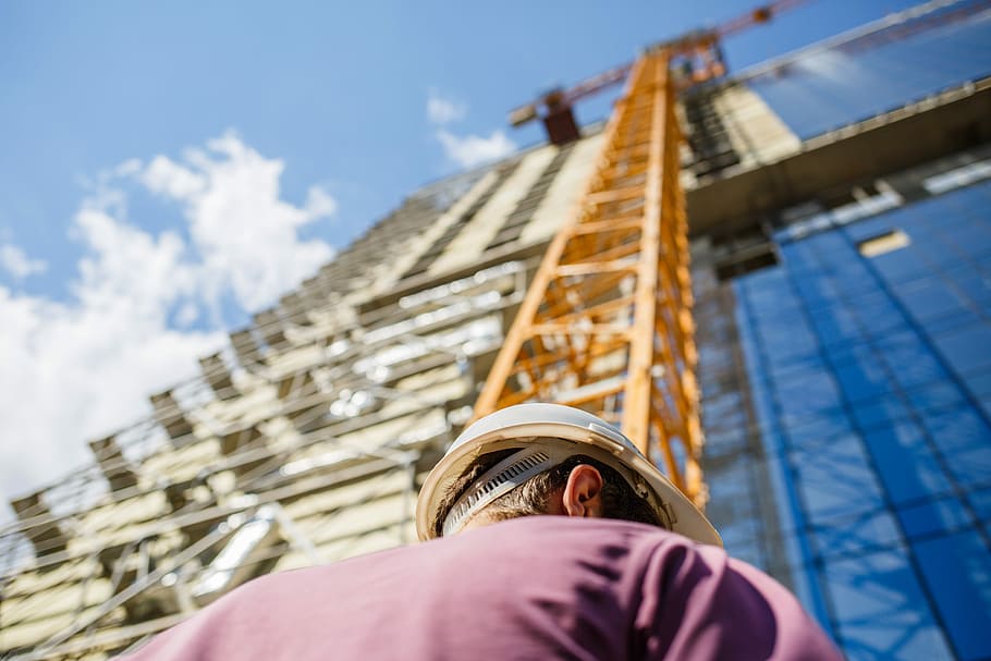Aufbau, Sturzhelm, Konstruktion, Helm, Himmel, Flachwinkelansicht, Erwachsene, eine Person, menschliches Körperteil, Menschen, die Architektur, gebaute Struktur, Gebäudehülle, Kopfschuss, Tag, wolke - himmel, Natur, echte Menschen, Gebäude, Rückansicht, Stadt, Porträt, Baustelle, Industrie, Frau, draußen, Bürogebäude außen, Wolkenkratzer, 5K