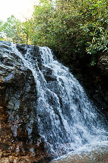 Wasserfall, Berg, Fluss, Strom, Natur, Wasser, Grün, Reise, Sommer-, Wald, draussen, Landschaft, Rock, fließen, szenisch, Wildnis, Erholung, Kaskade, Umgebung, Urlaub, Bach, natürlich, Spritzen, wild, Park, Tourismus, Stein, See, Freizeit, Bewegung, Baum, Schönheit in der Natur, Pflanze, fließendes Wasser, Rock - Objekt, Szenen - Natur, solide, Land, keine Leute, Wachstum, Bewegungsunschärfe, Tag, fließend, draußen, Kraft in der Natur, fallendes Wasser, 5K, CC0, gemeinfrei, lizenzfrei