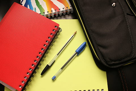 sort, blå, kuglepenne, gul, notesbog, skole, bindemidler, notesblok, Bestil, pen, rød, forretning, note pad, uddannelse, spiral notesbog, sort farve, ingen mennesker, læder, offentliggørelse, høj vinkel visning, indendørs, skriveinstrument, studio skud, udstyr, tæt på, bord, multi farvet, kunstkultur og underholdning, teknologi, 2K, CC0, offentligt domæne, royaltyfrie